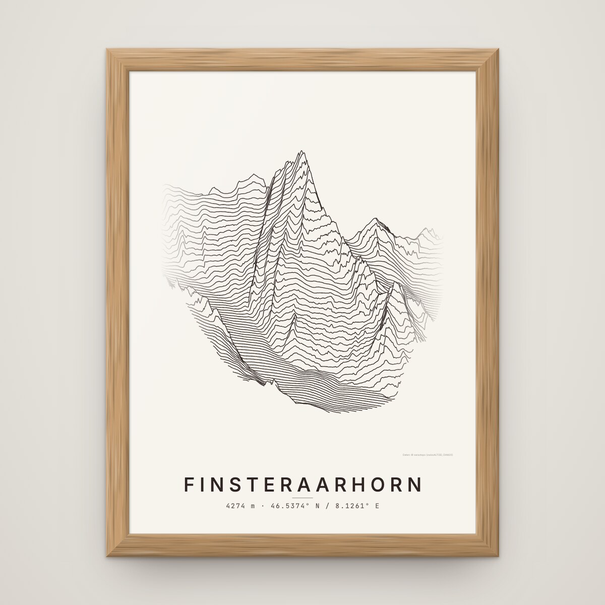 Finsteraarhorn Poster im Rahmen Eiche an der Wand