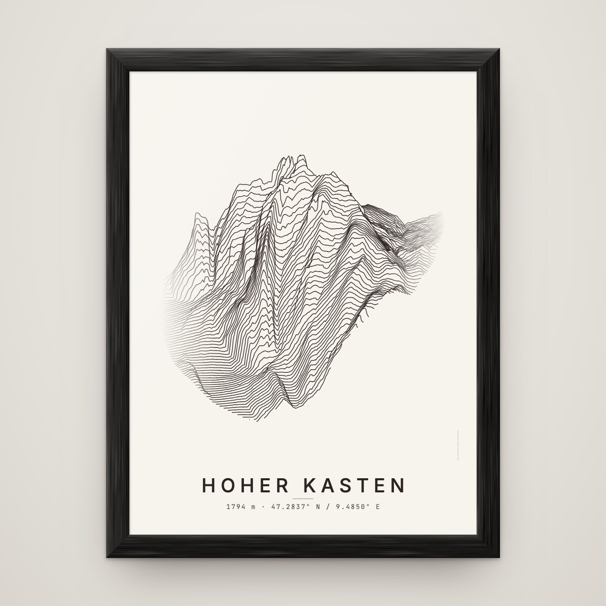 Hoher Kasten Poster im Rahmen Schwarz an der Wand