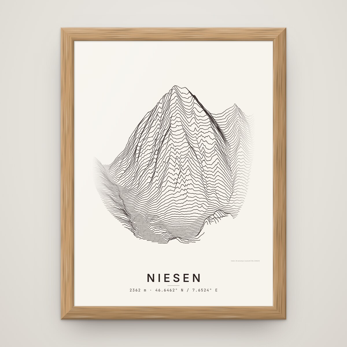 Niesen Poster im Rahmen Eiche an der Wand