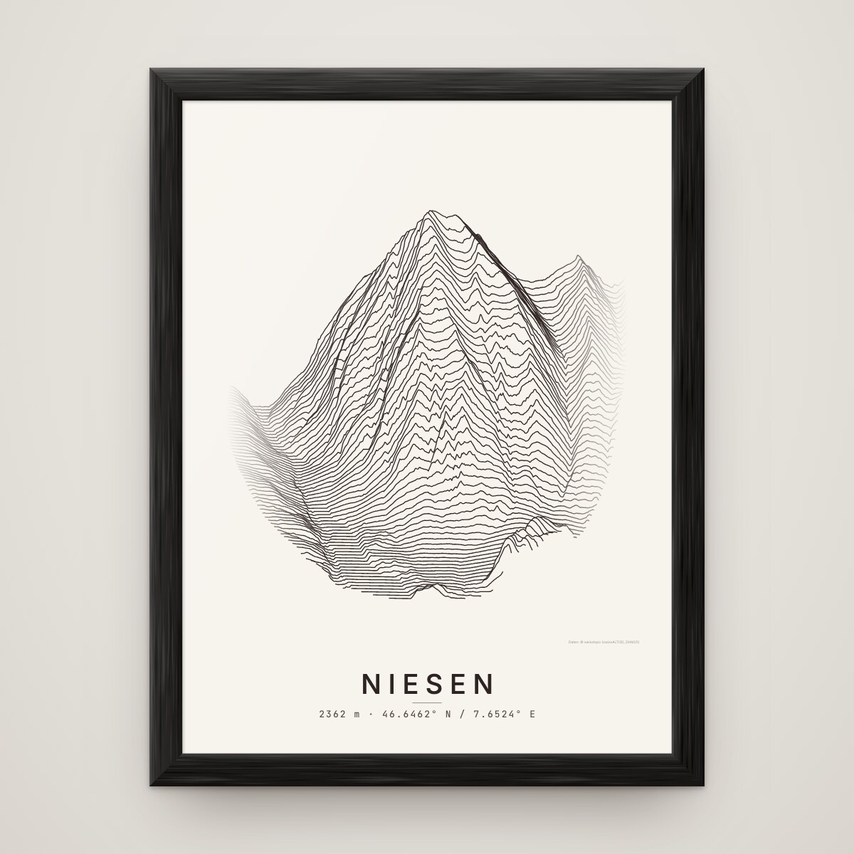 Niesen Poster im Rahmen Schwarz an der Wand