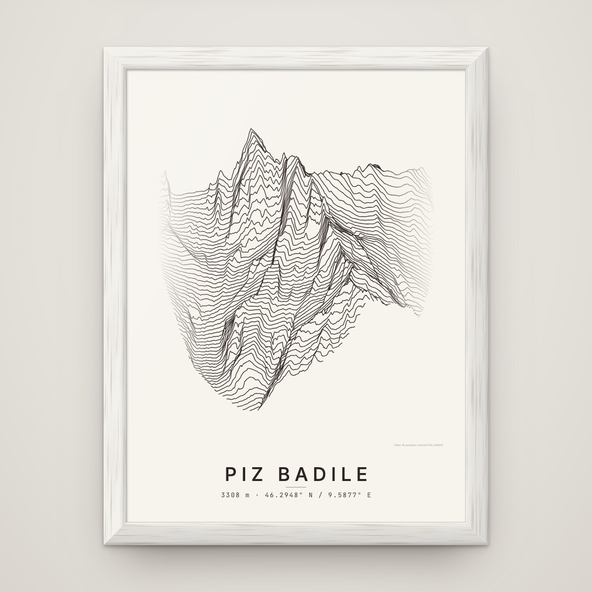 Piz Badile Poster im Rahmen Weiss an der Wand
