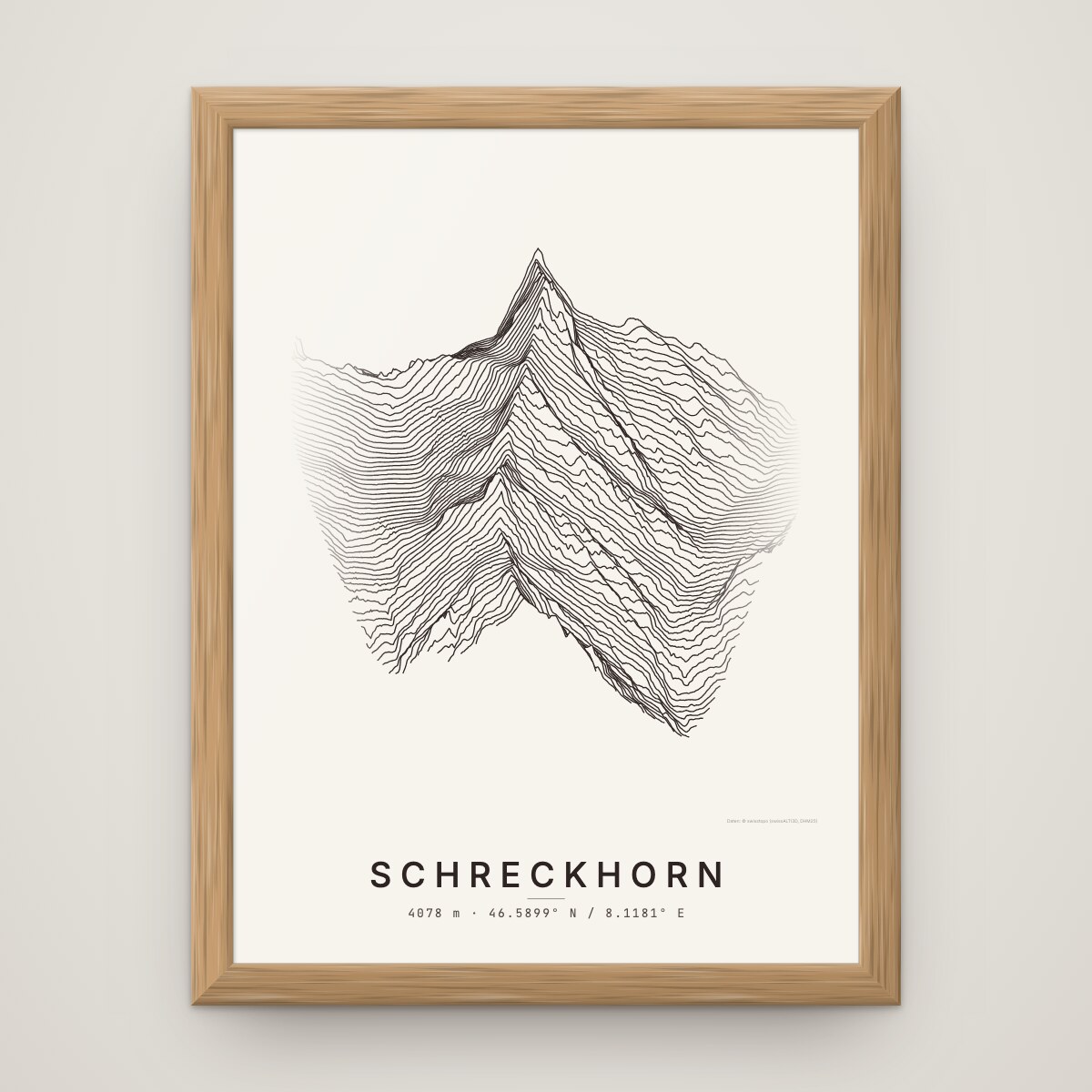 Schreckhorn Poster im Rahmen Eiche an der Wand