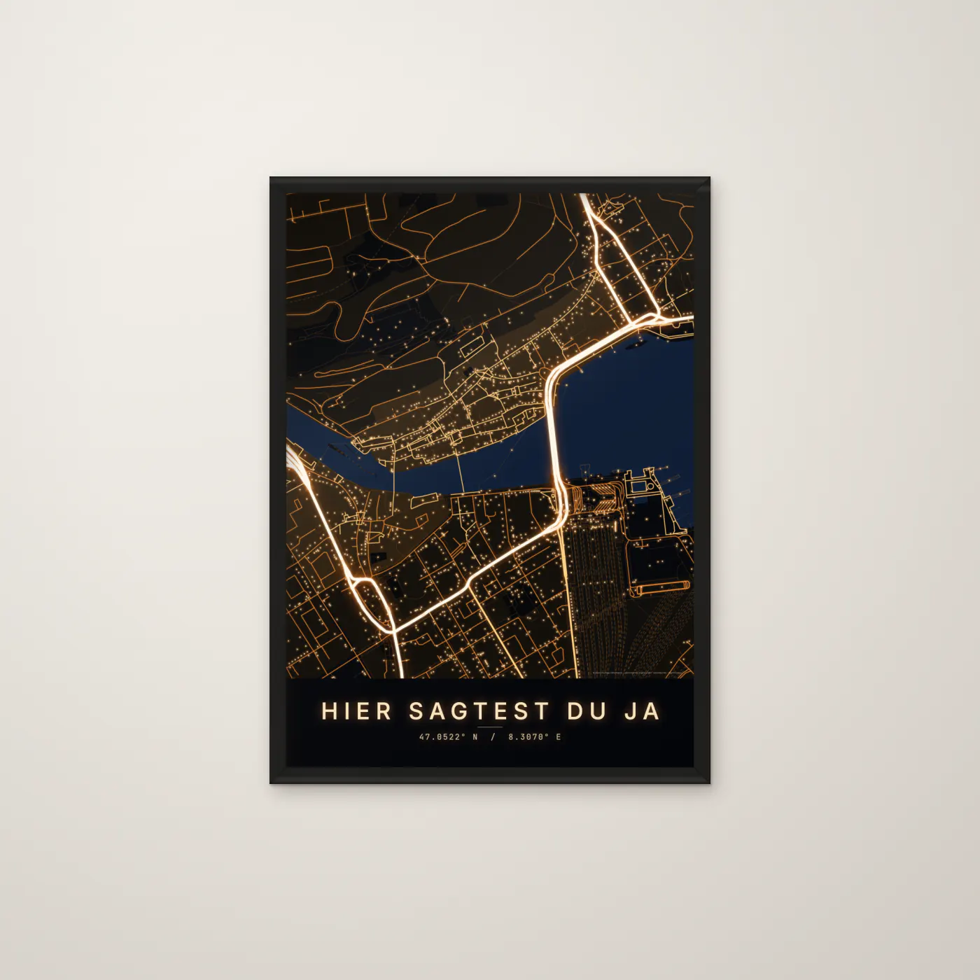 Gerahmtes Kartenposter von Luzern bei Nacht mit dem Titel «Hier sagtest du Ja» im Stil Stadtlichter, schwarzer Rahmen an einer hellen Wand