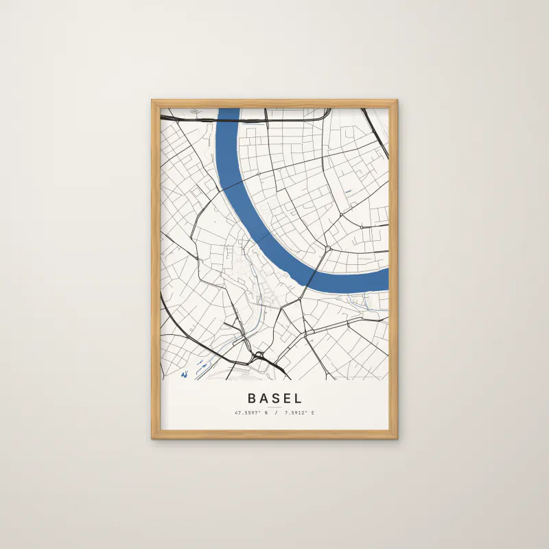Gerahmtes Basel-Poster im Stil Klassik: Rheinknie mit Grossbasel und Kleinbasel, Titel „Basel“, Eichenrahmen an einer hellen Wand