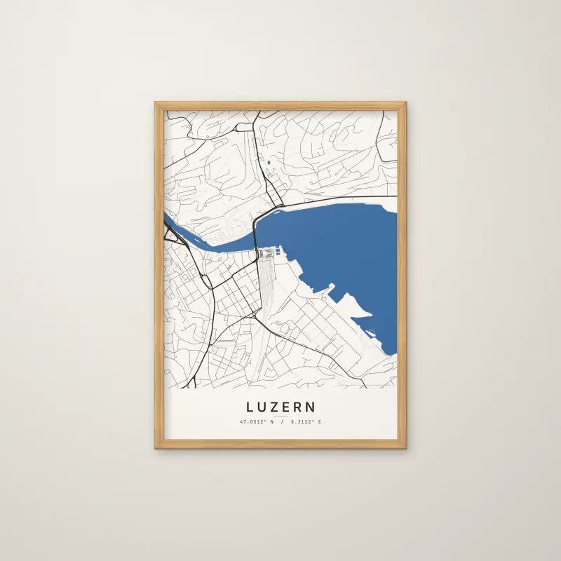 Gerahmtes Luzern-Poster im Stil Klassik: Reuss, Altstadt und Seebecken, Titel „Luzern“, Eichenrahmen an einer hellen Wand