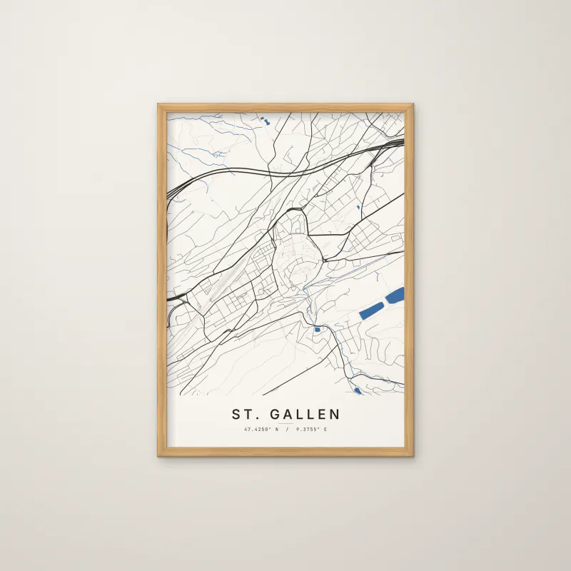 Gerahmtes St.-Gallen-Poster im Stil Klassik: Altstadt mit Stiftsbezirk, Bahnhof und Drei Weieren, Titel „St. Gallen“, Eichenrahmen an einer hellen Wand