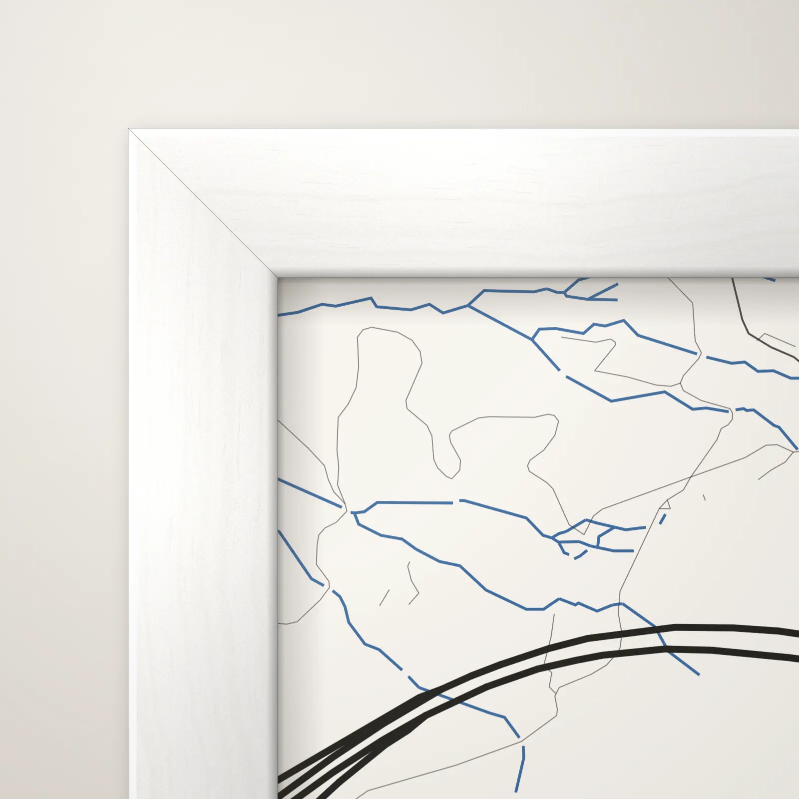 Nahaufnahme: Ecke eines St. Gallen-Posters im Rahmen Weiss (Erlenholz, weiss), mit Acrylglas